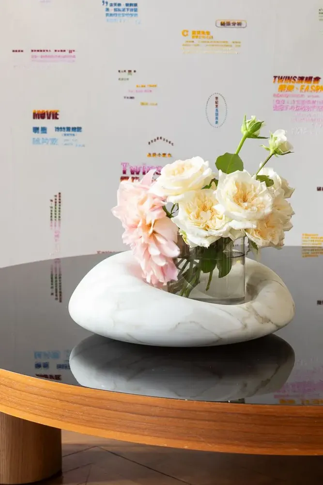 Objets de décoration - Plateau et vase pour fleur, en marbre CETUS PHOTOPHORE - OOUMM