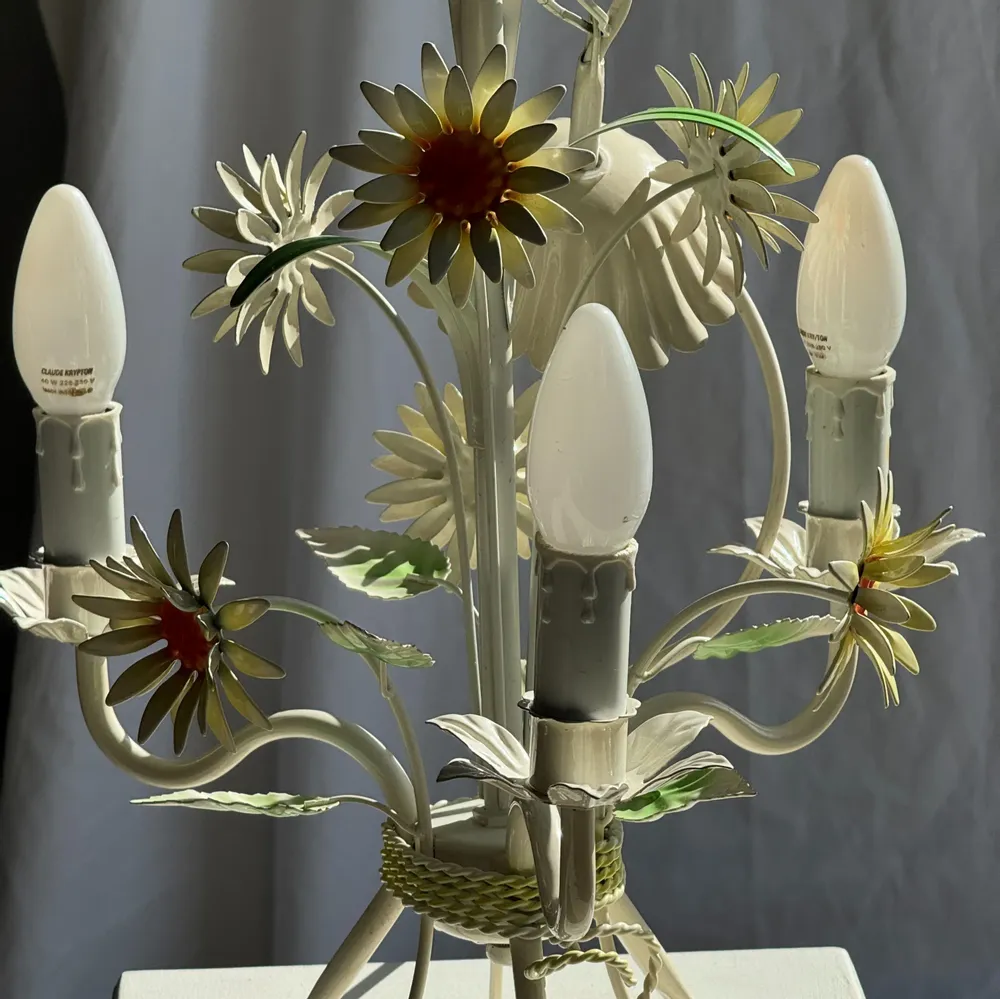 Suspensions - Petit lustre vintage à fleurs en métal crème fleurs orange à 3 bras - OFFICE OBJETS