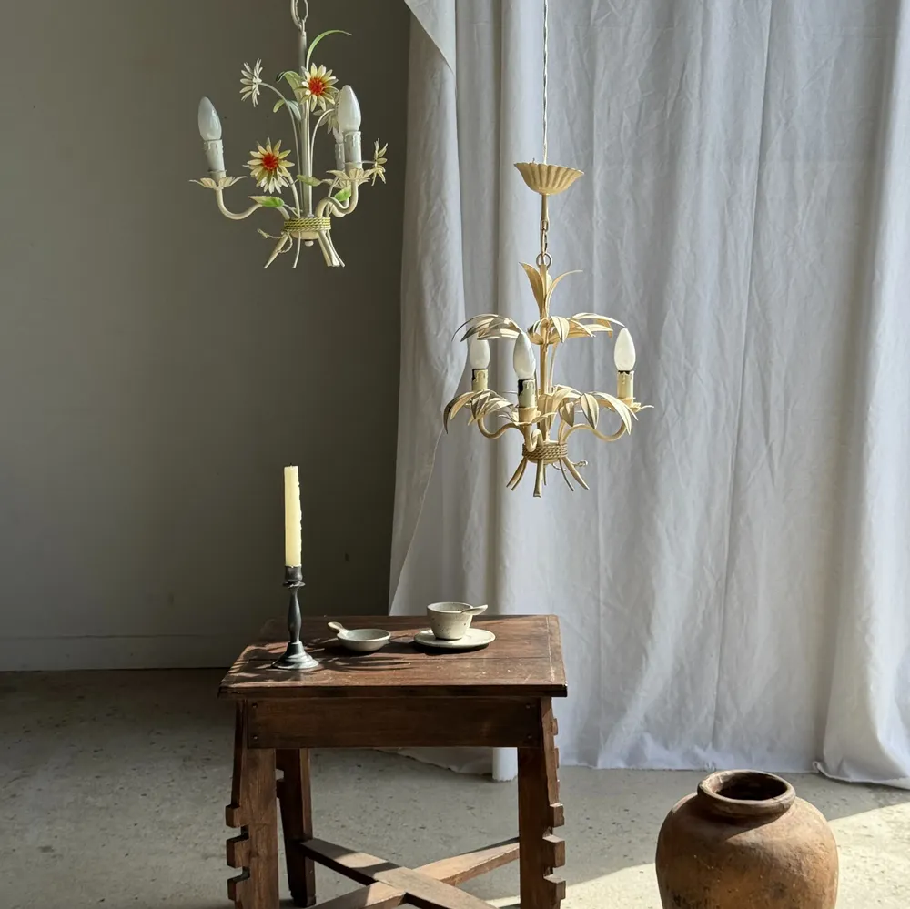 Suspensions - Petit lustre vintage à fleurs en métal crème fleurs orange à 3 bras - OFFICE OBJETS