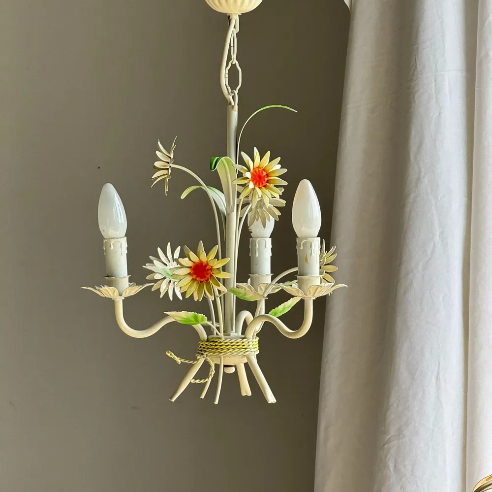 Suspensions - Petit lustre vintage à fleurs en métal crème fleurs orange à 3 bras - OFFICE OBJETS