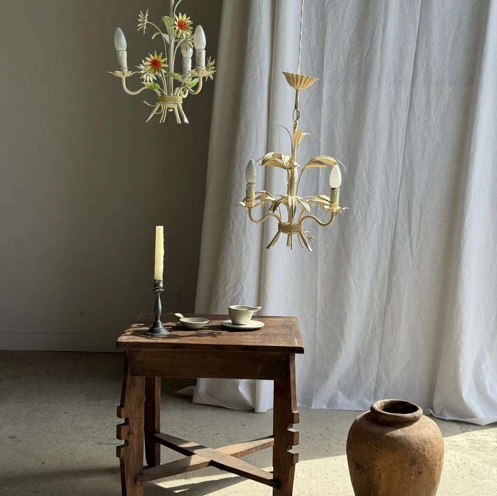 Suspensions - Petit lustre vintage à fleurs en métal crème fleurs orange à 3 bras - OFFICE OBJETS