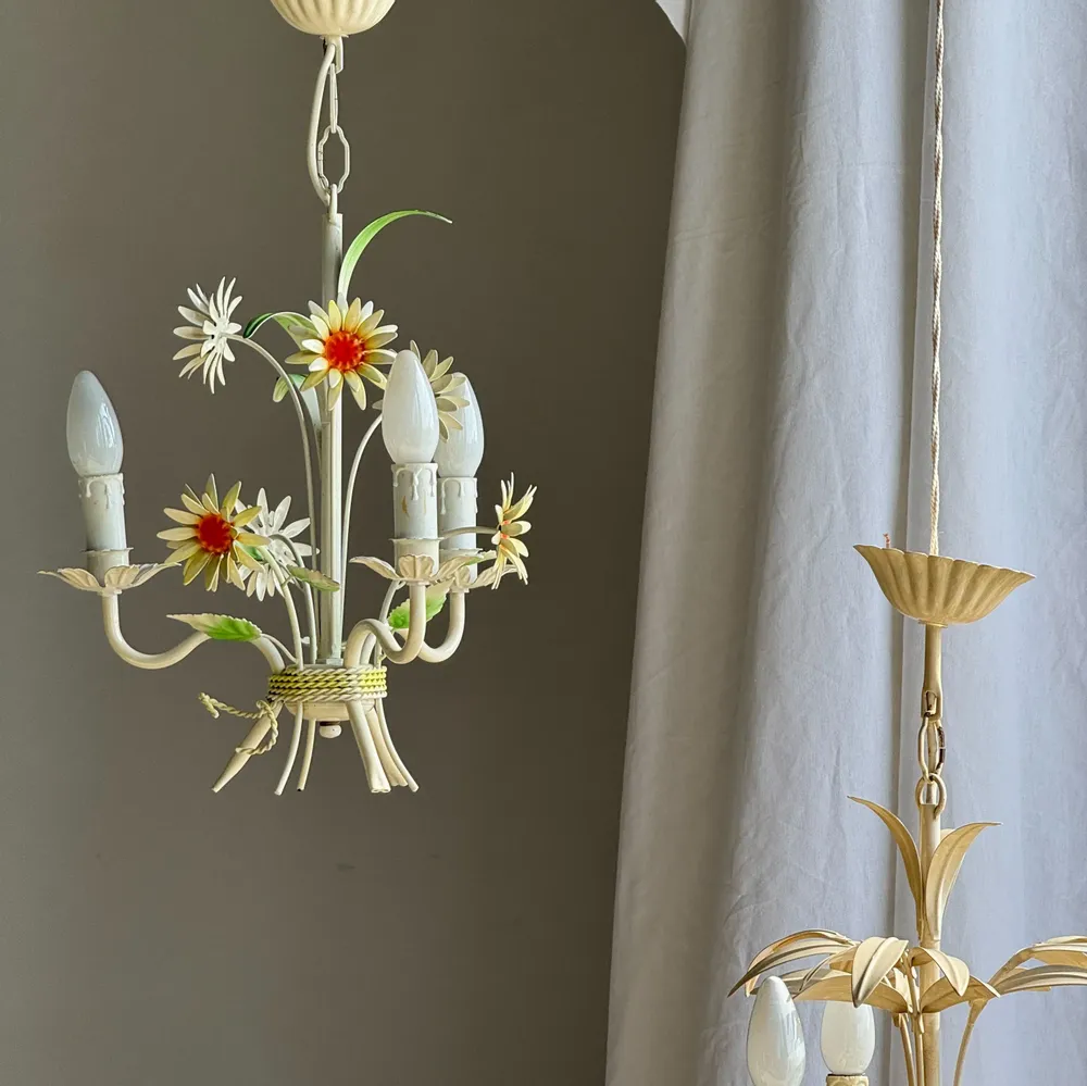 Suspensions - Petit lustre vintage à fleurs en métal crème fleurs orange à 3 bras - OFFICE OBJETS
