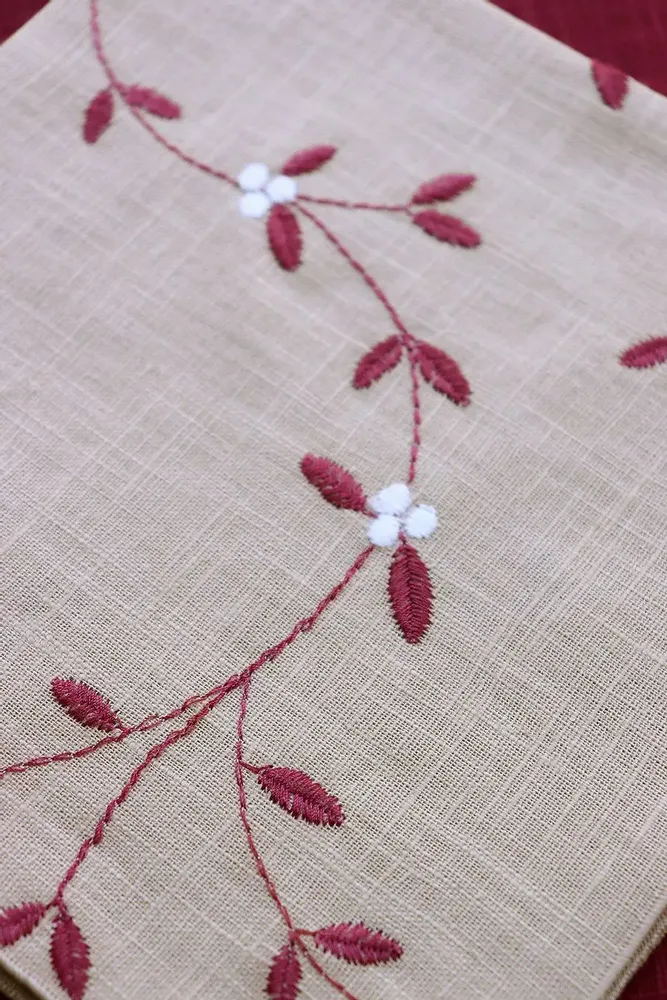 Table linen - Embroidered Linen Napkin | VISCHIO Bordeaux - GIARDINO SEGRETO