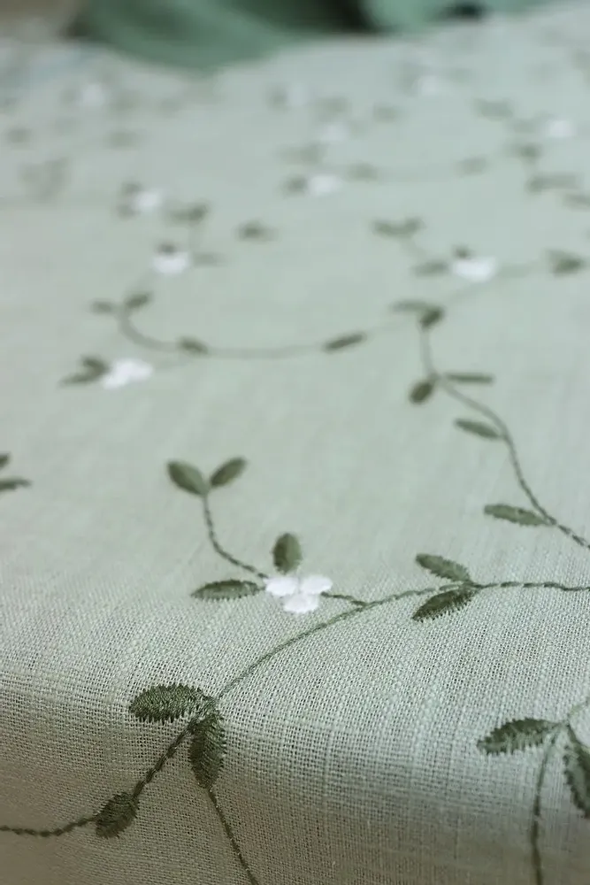 Table linen - Embroidered Linen Placemat | VISCHIO Green - GIARDINO SEGRETO