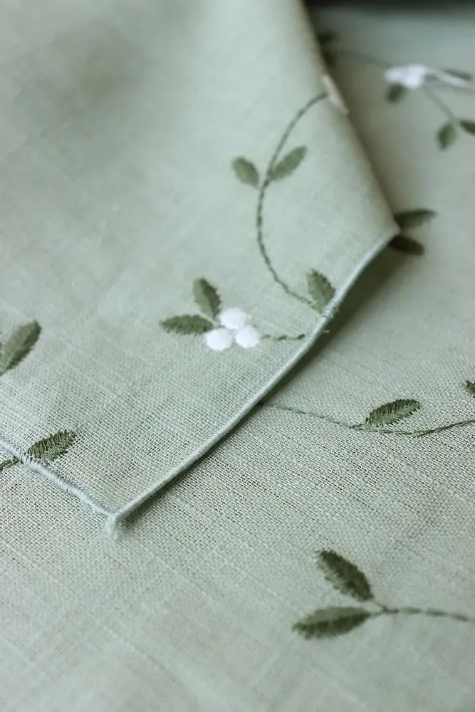 Table linen - Embroidered Linen Table Runner | VISCHIO Green - GIARDINO SEGRETO