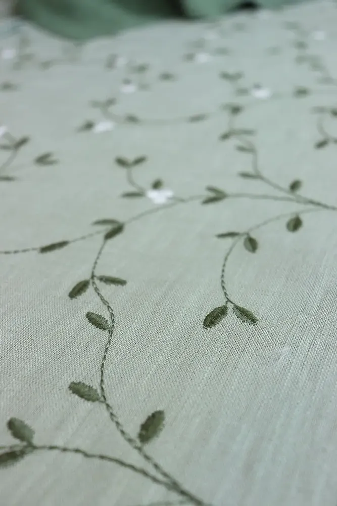 Table linen - Embroidered Linen Table Runner | VISCHIO Green - GIARDINO SEGRETO