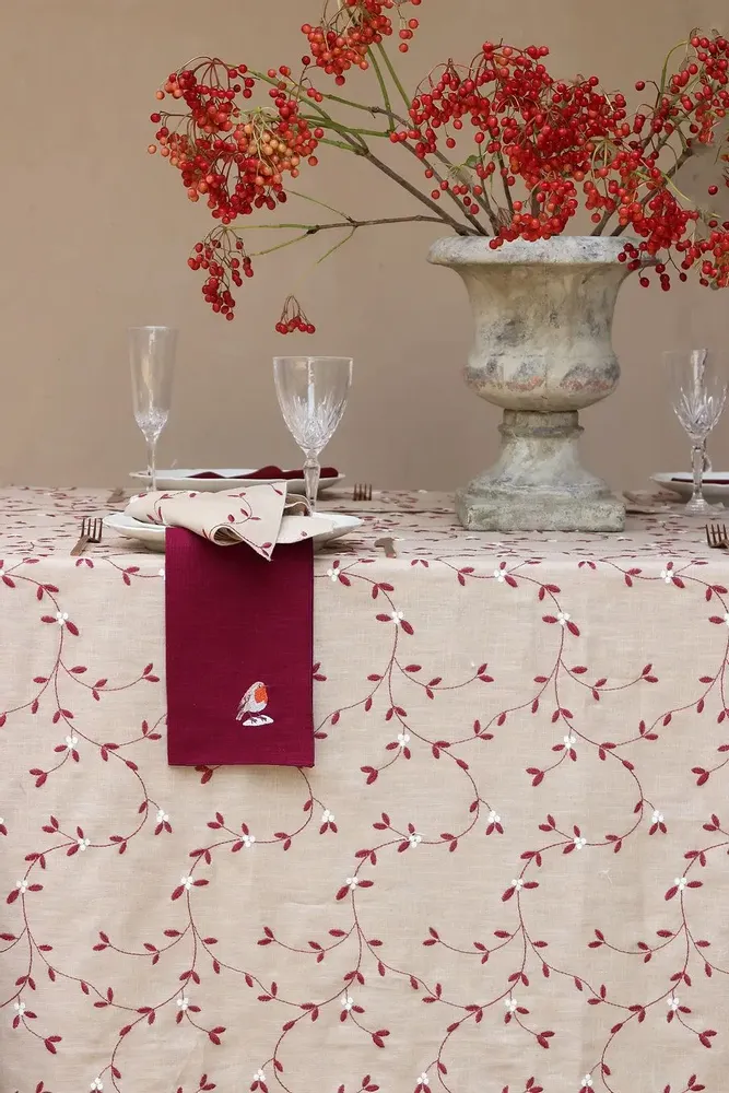 Table linen - Embroidered Linen Table Runner | VISCHIO Bordeaux - GIARDINO SEGRETO