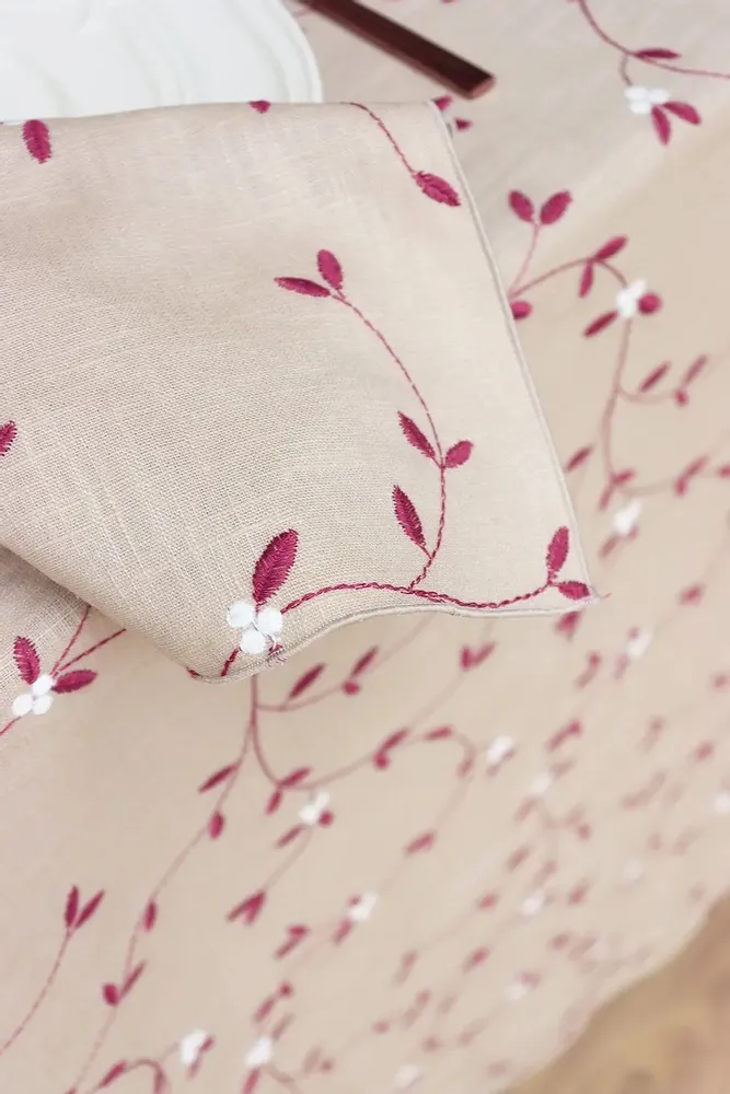 Table linen - Embroidered Linen Table Runner | VISCHIO Bordeaux - GIARDINO SEGRETO