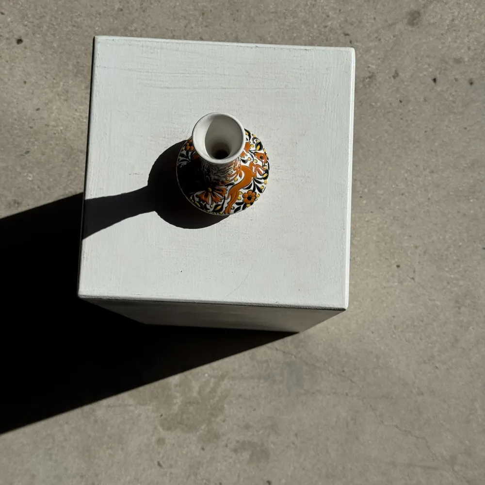 Objets de décoration - Petit vase soliflore blanc à décor floral et animalier orange H14 L9 - OFFICE OBJETS