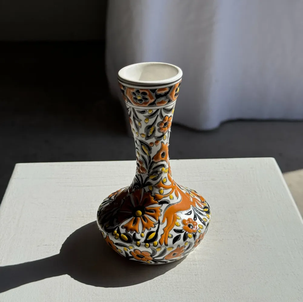 Objets de décoration - Petit vase soliflore blanc à décor floral et animalier orange H14 L9 - OFFICE OBJETS