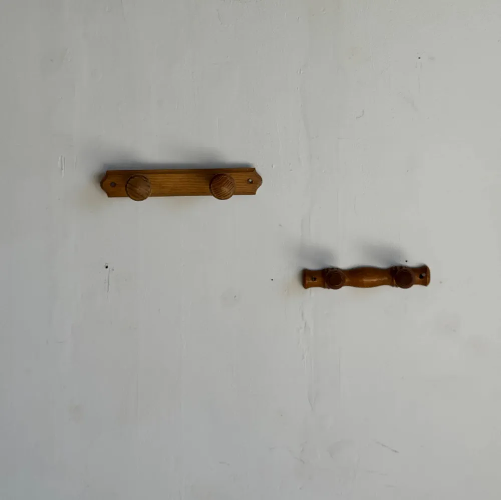 Objets de décoration - Petite patère à deux accroches en pin boutons ronds plats H8 - OFFICE OBJETS