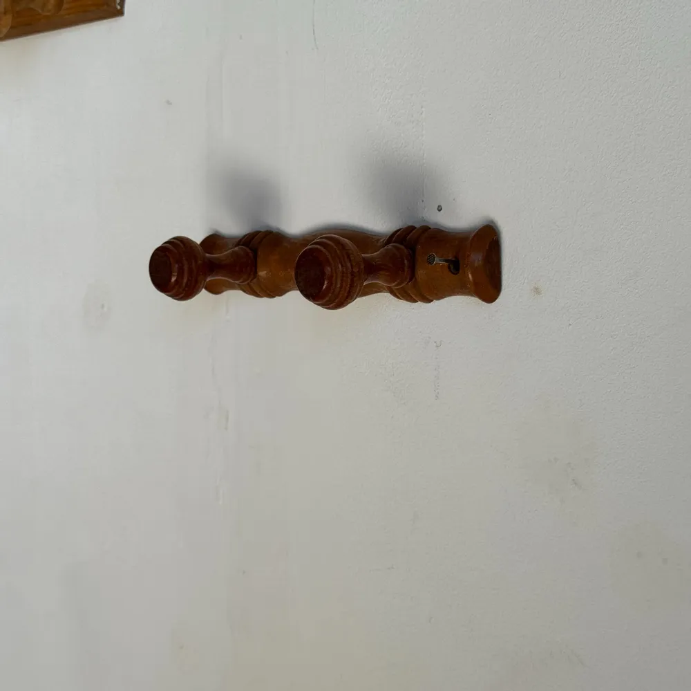 Objets de décoration - Petite patère à deux accroches en pin boutons ronds plats H8 - OFFICE OBJETS