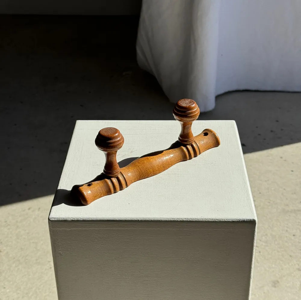 Objets de décoration - Petite patère à deux accroches en pin boutons ronds plats H8 - OFFICE OBJETS