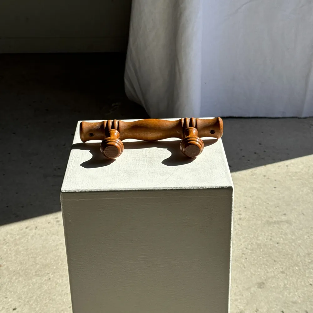 Objets de décoration - Petite patère à deux accroches en pin boutons ronds plats H8 - OFFICE OBJETS