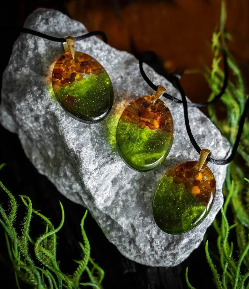 Jewelry - Baltic Amber & Resin Pendant – Oval, 37x28x6 mm – Emerald Reverie - GLASS4CANDLES
