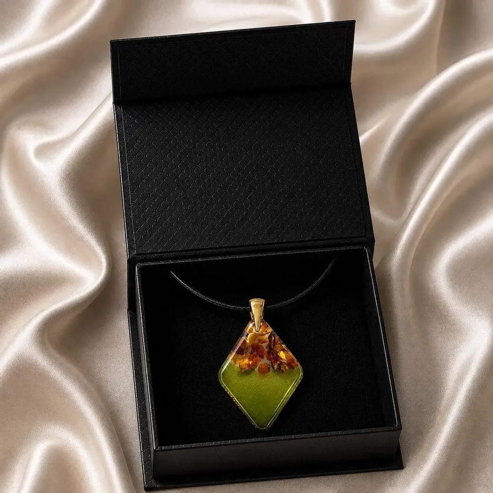 Bijoux - Pendentif en ambre et résine – losange, 37x26x6 mm – Rêverie Émeraude - GLASS4CANDLES