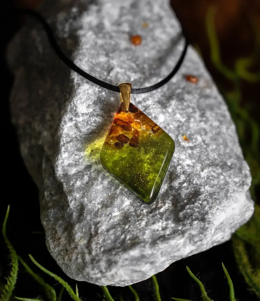 Bijoux - Pendentif en ambre et résine – losange, 37x26x6 mm – Rêverie Émeraude - GLASS4CANDLES