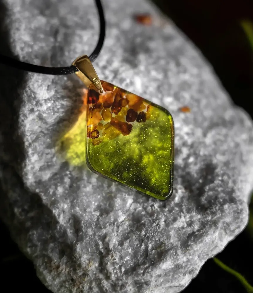 Bijoux - Pendentif en ambre et résine – losange, 37x26x6 mm – Rêverie Émeraude - GLASS4CANDLES