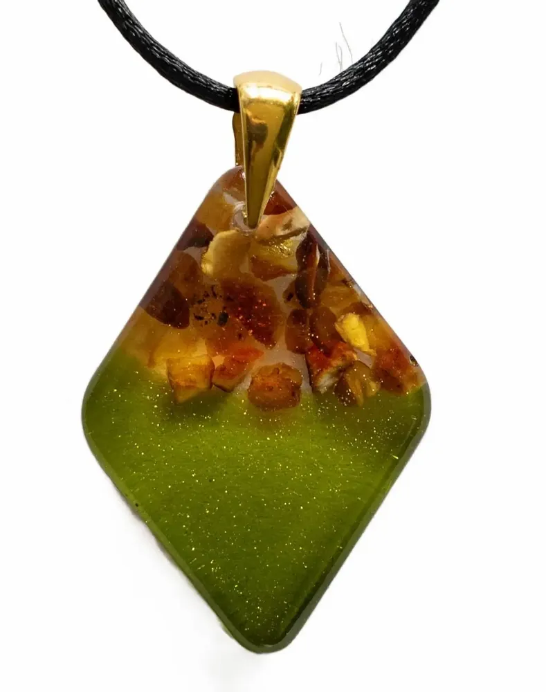 Bijoux - Pendentif en ambre et résine – losange, 37x26x6 mm – Rêverie Émeraude - GLASS4CANDLES