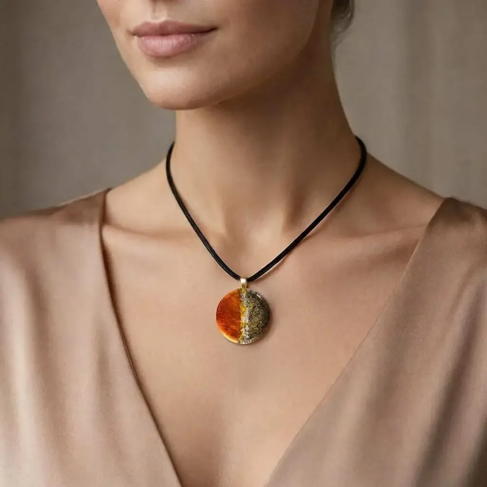 Bijoux - Pendentif en chêne noir ancien et feuille dorée – cercle – Ère Dorée - GLASS4CANDLES
