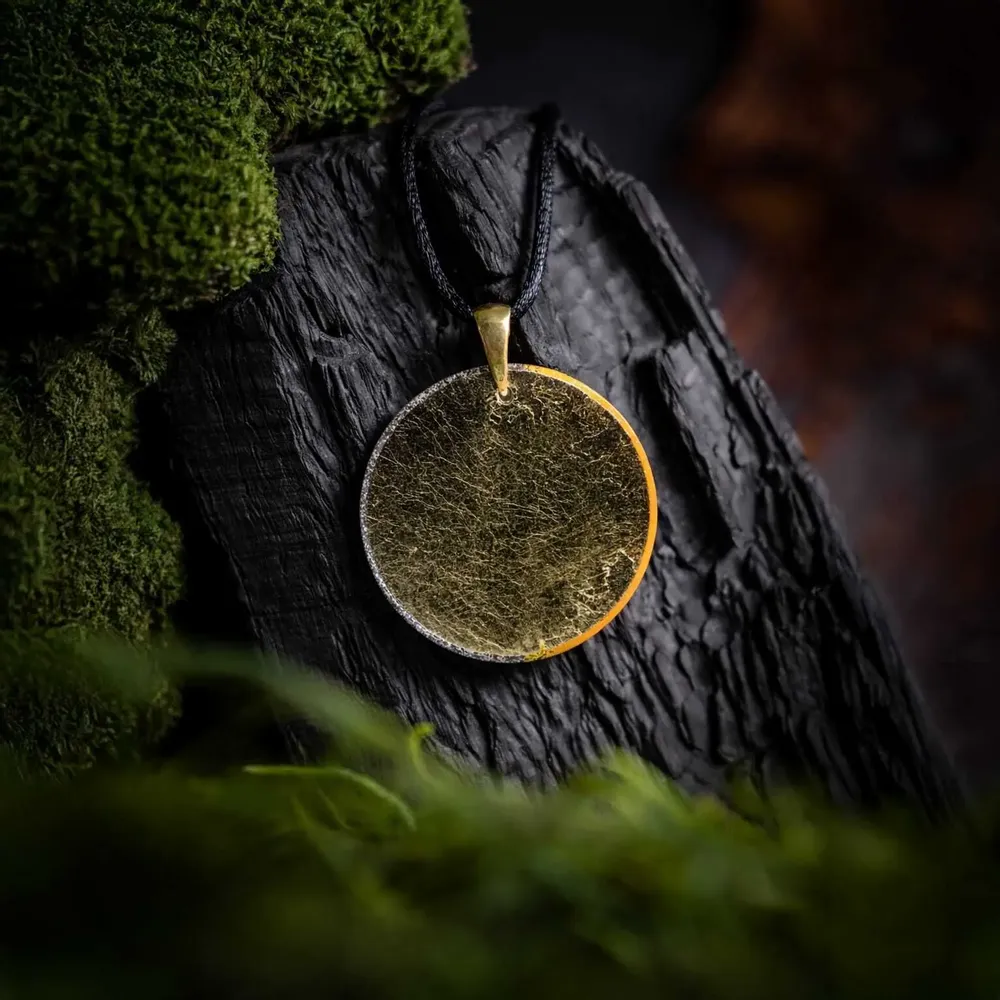 Bijoux - Pendentif en chêne noir ancien et feuille dorée – cercle – Ère Dorée - GLASS4CANDLES