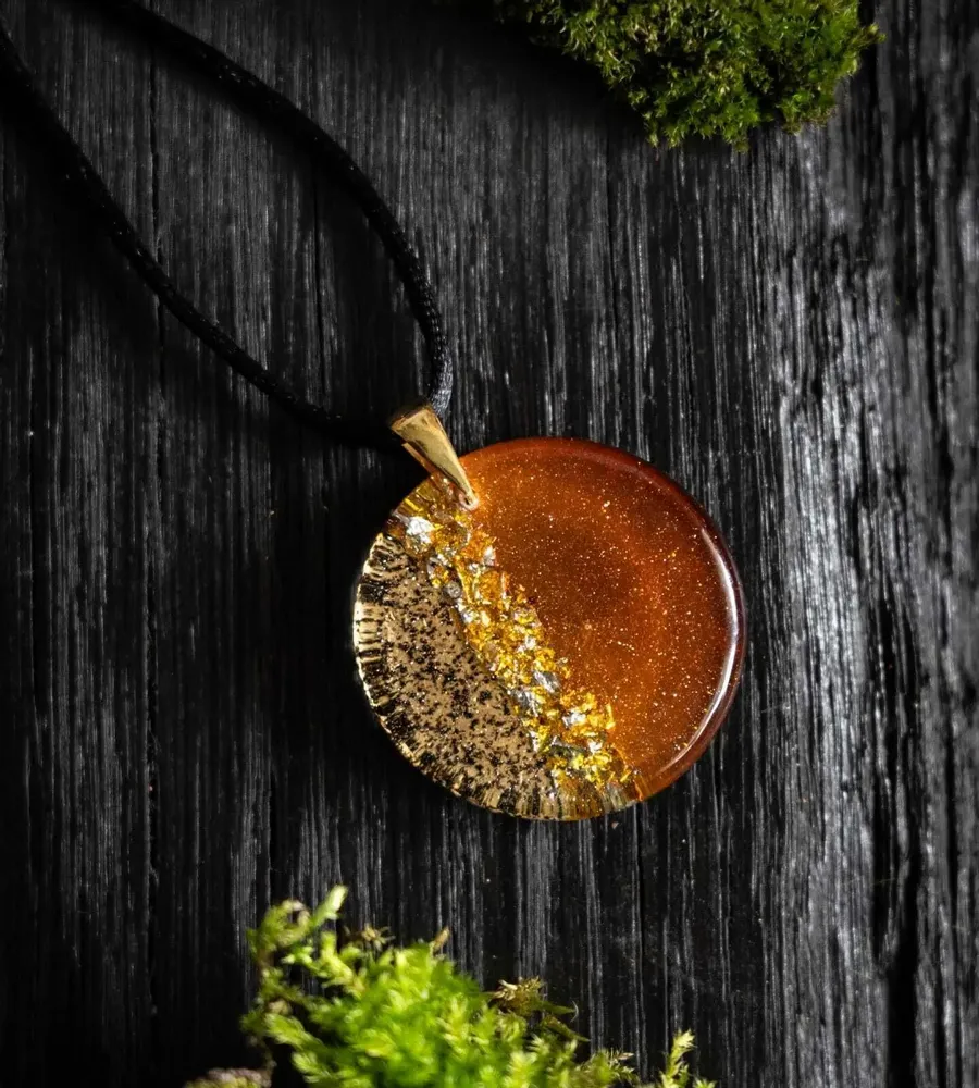 Bijoux - Pendentif en chêne noir ancien et feuille dorée – cercle – Ère Dorée - GLASS4CANDLES