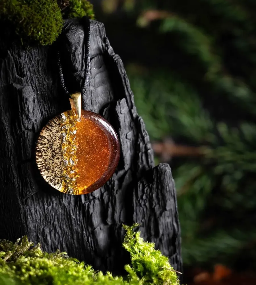 Bijoux - Pendentif en chêne noir ancien et feuille dorée – cercle – Ère Dorée - GLASS4CANDLES