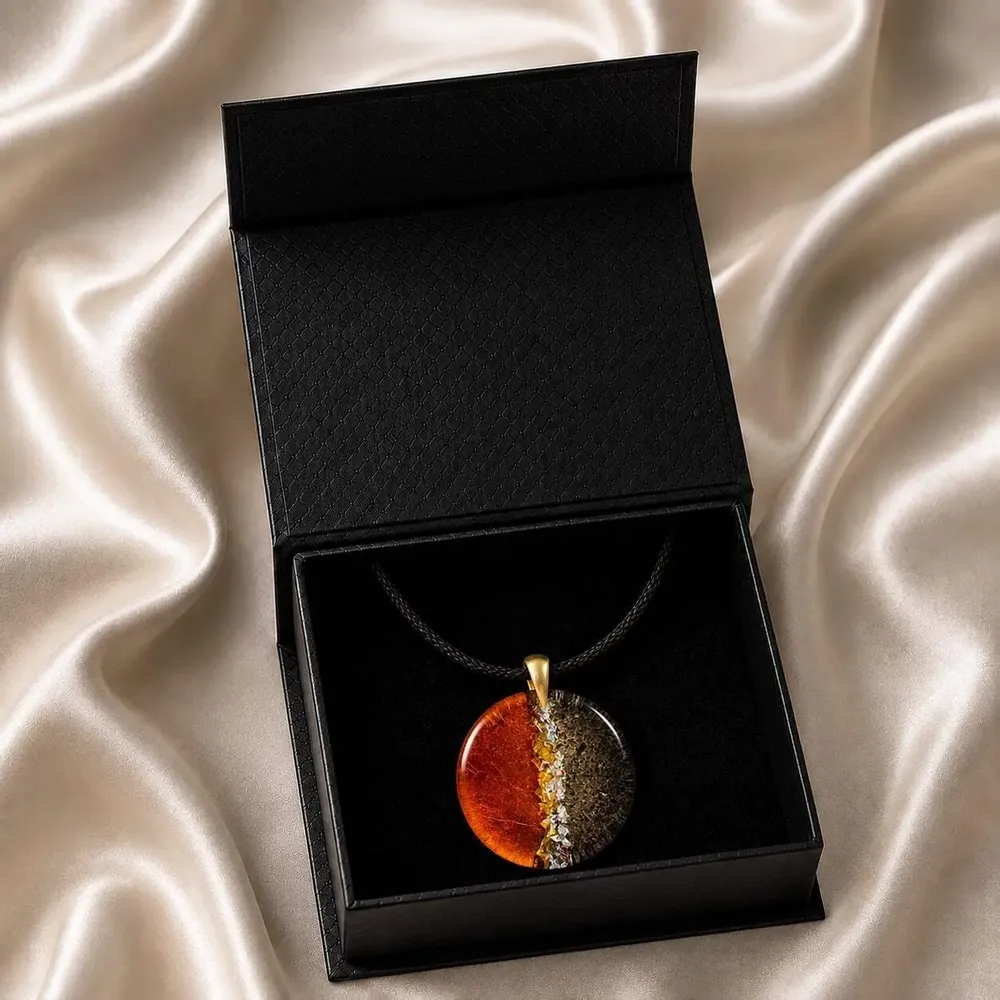 Bijoux - Pendentif en chêne noir ancien et feuille dorée – cercle – Ère Dorée - GLASS4CANDLES