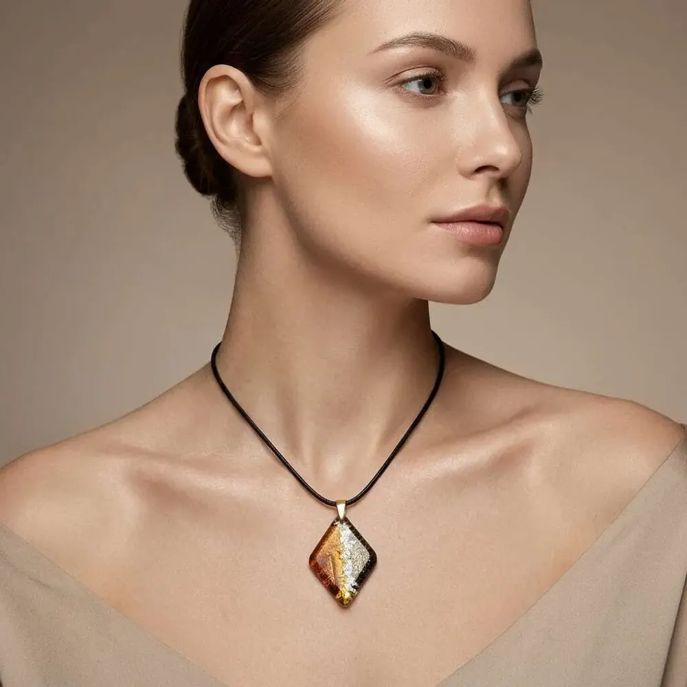 Bijoux - Pendentif en chêne noir ancien et feuille dorée – losange – Ère Dorée - GLASS4CANDLES