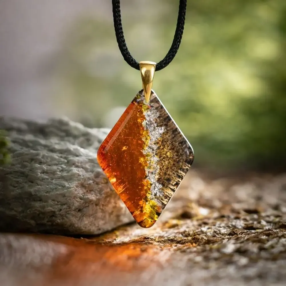 Bijoux - Pendentif en chêne noir ancien et feuille dorée – losange – Ère Dorée - GLASS4CANDLES
