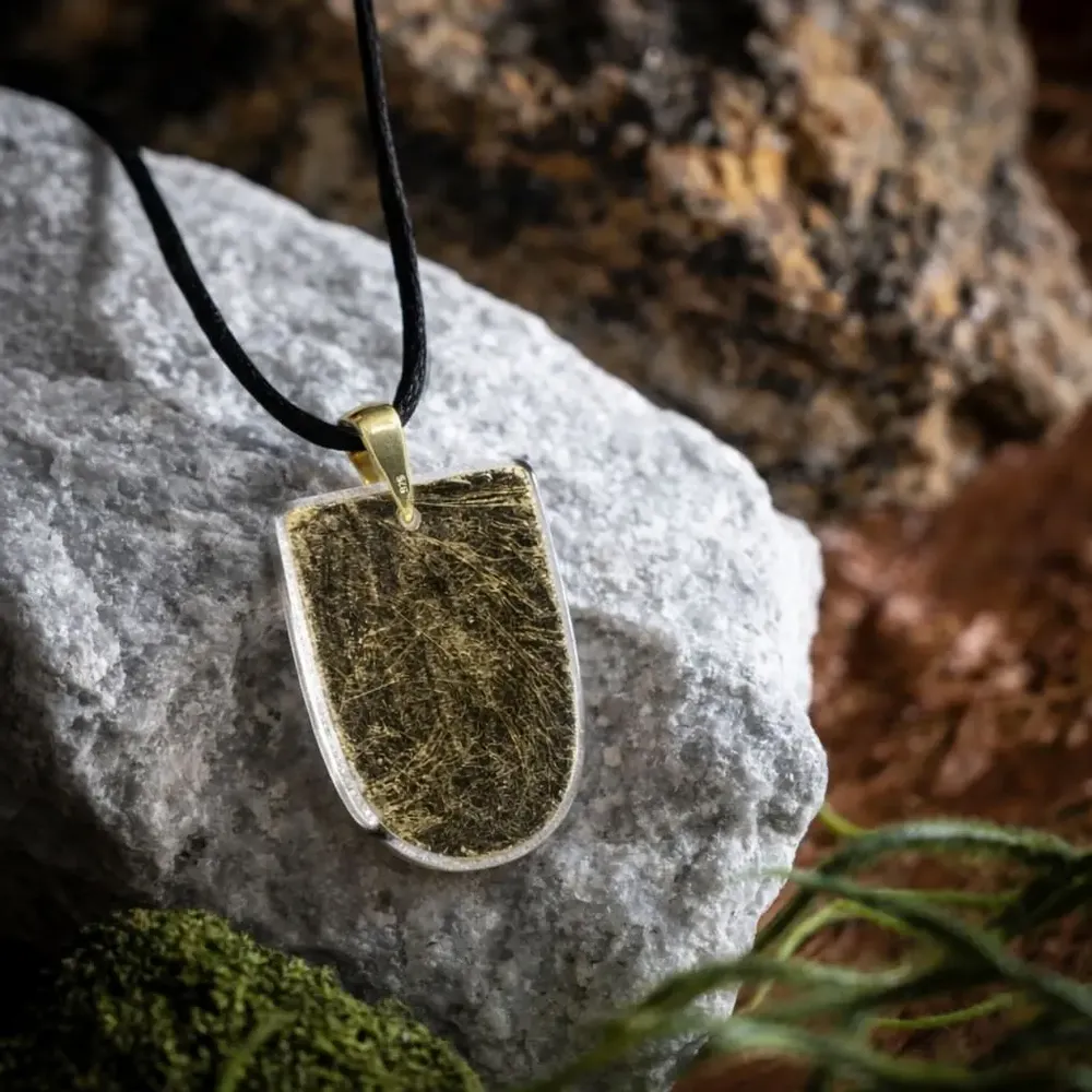 Bijoux - Pendentif en chêne noir et feuille dorée – Chronique Ancienne - GLASS4CANDLES