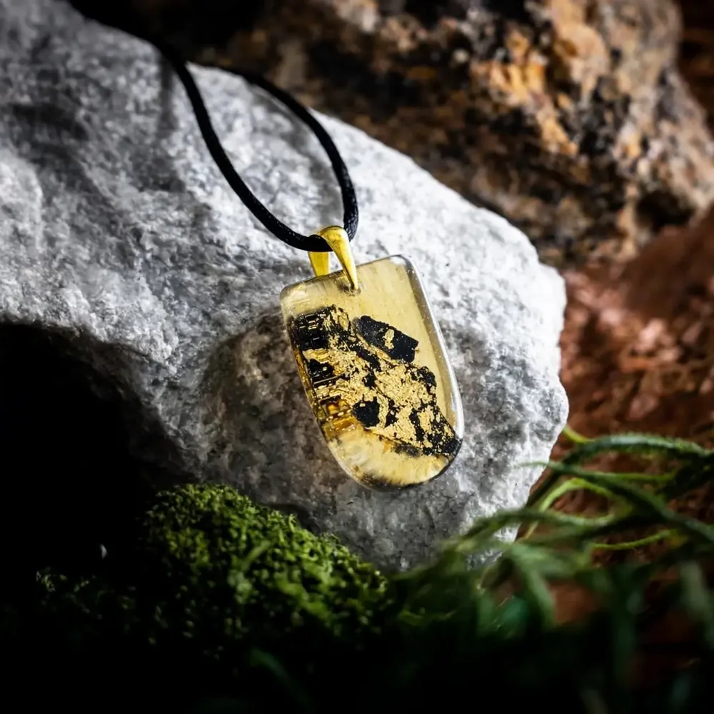 Bijoux - Pendentif en chêne noir et feuille dorée – Chronique Ancienne - GLASS4CANDLES