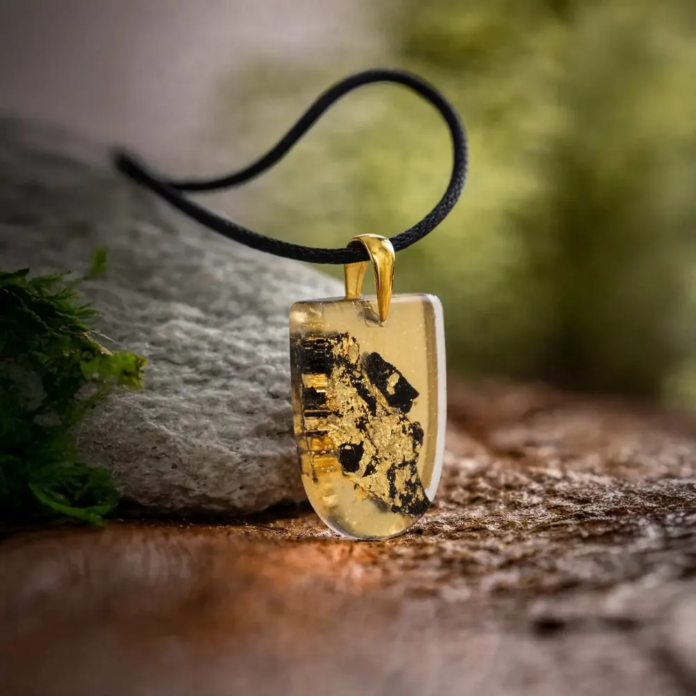 Bijoux - Pendentif en chêne noir et feuille dorée – Chronique Ancienne - GLASS4CANDLES