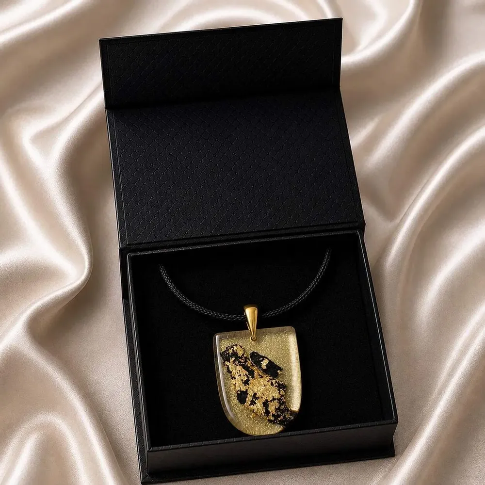 Bijoux - Pendentif en chêne noir et feuille dorée – Chronique Ancienne - GLASS4CANDLES