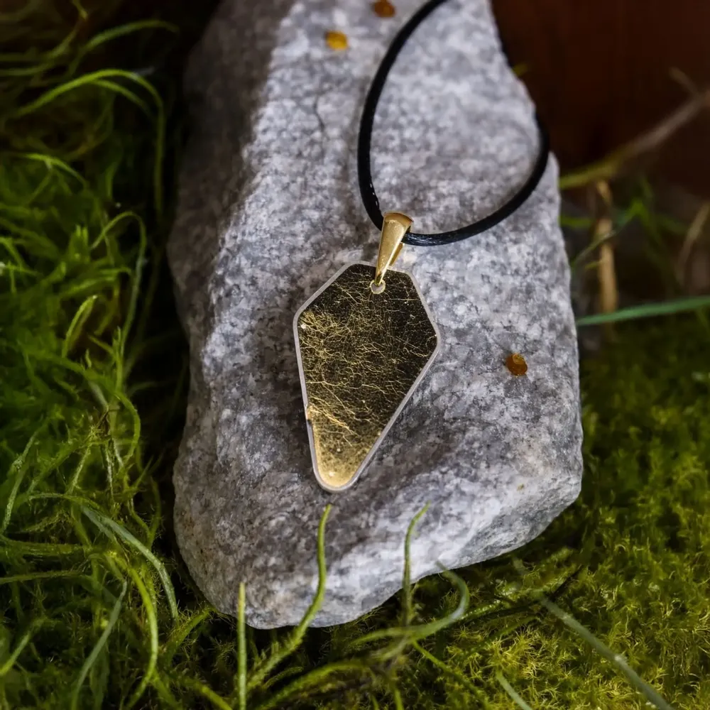 Bijoux - Pendentif en chêne noir et feuille dorée, 39x24x6 mm - GLASS4CANDLES