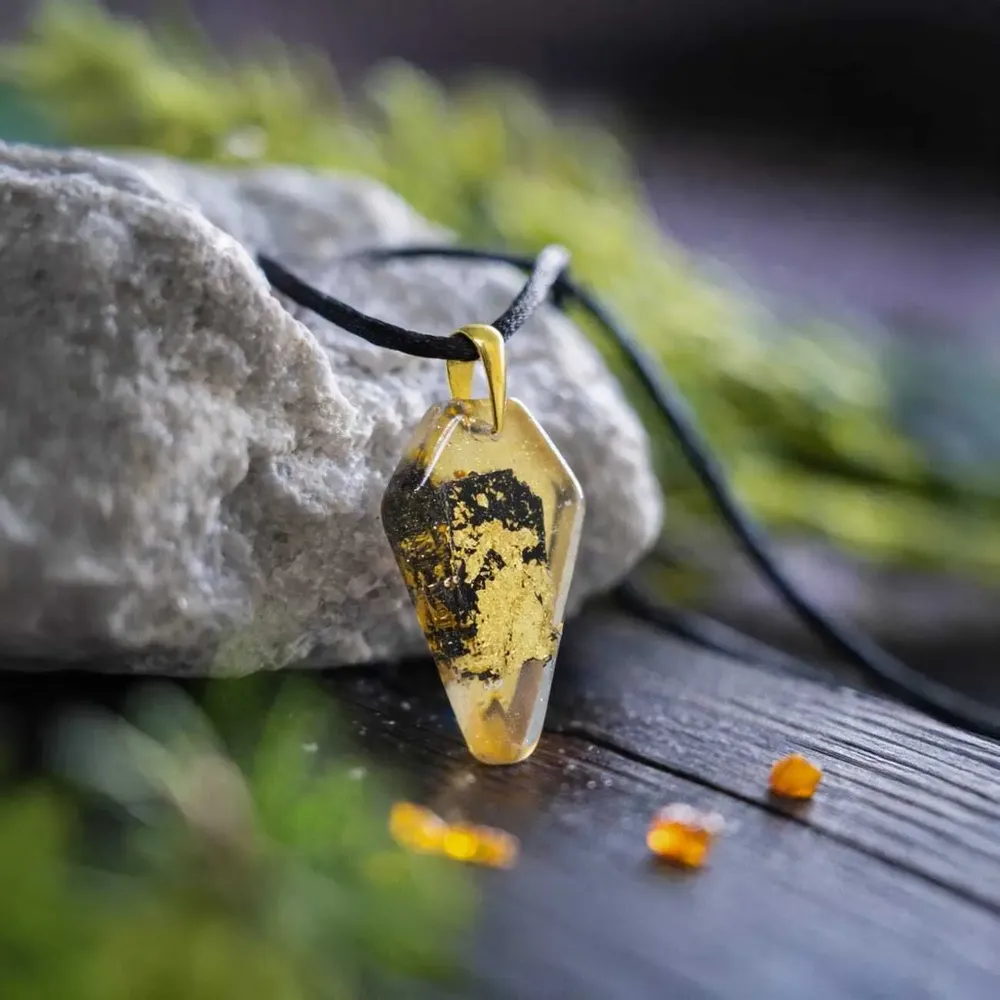Bijoux - Pendentif en chêne noir et feuille dorée, 39x24x6 mm - GLASS4CANDLES