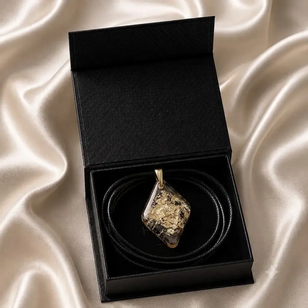 Bijoux - Pendentif en chêne noir et feuille dorée – losange – Chronique Antique - GLASS4CANDLES