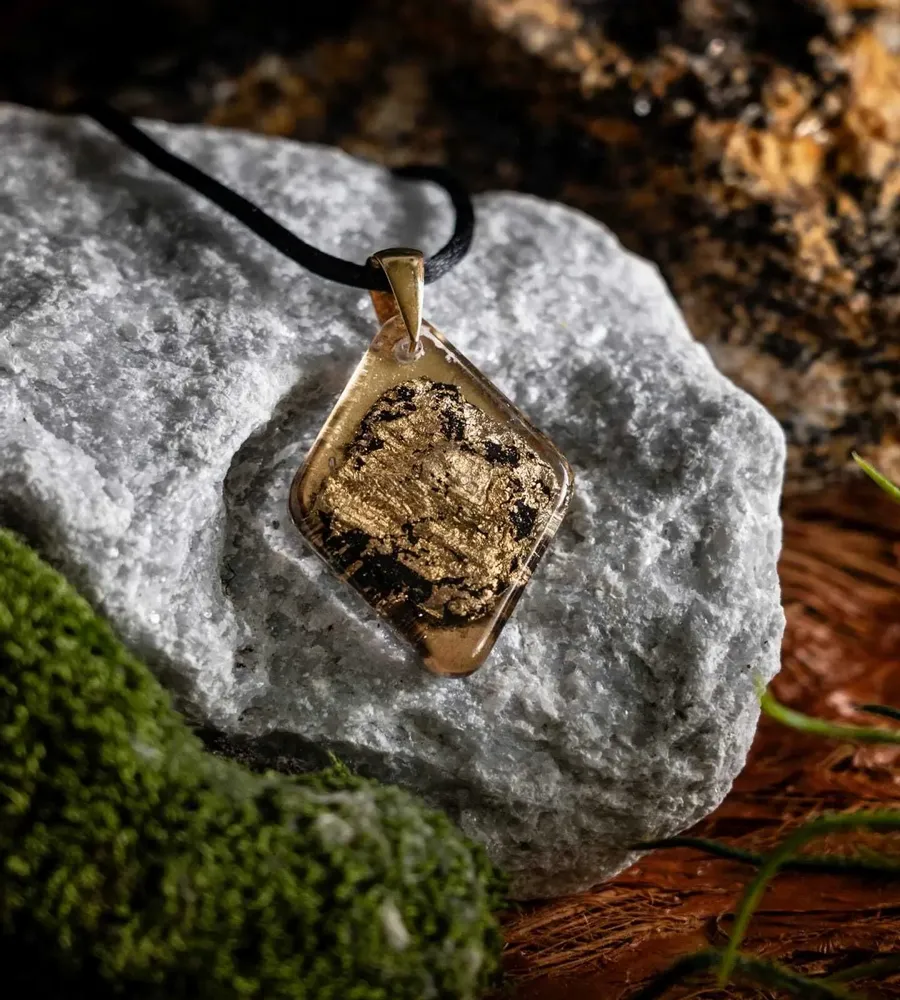 Bijoux - Pendentif en chêne noir et feuille dorée – losange – Chronique Antique - GLASS4CANDLES