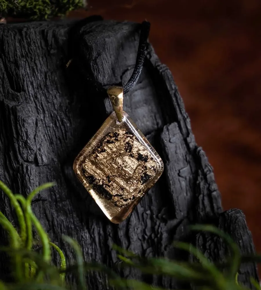 Bijoux - Pendentif en chêne noir et feuille dorée – losange – Chronique Antique - GLASS4CANDLES