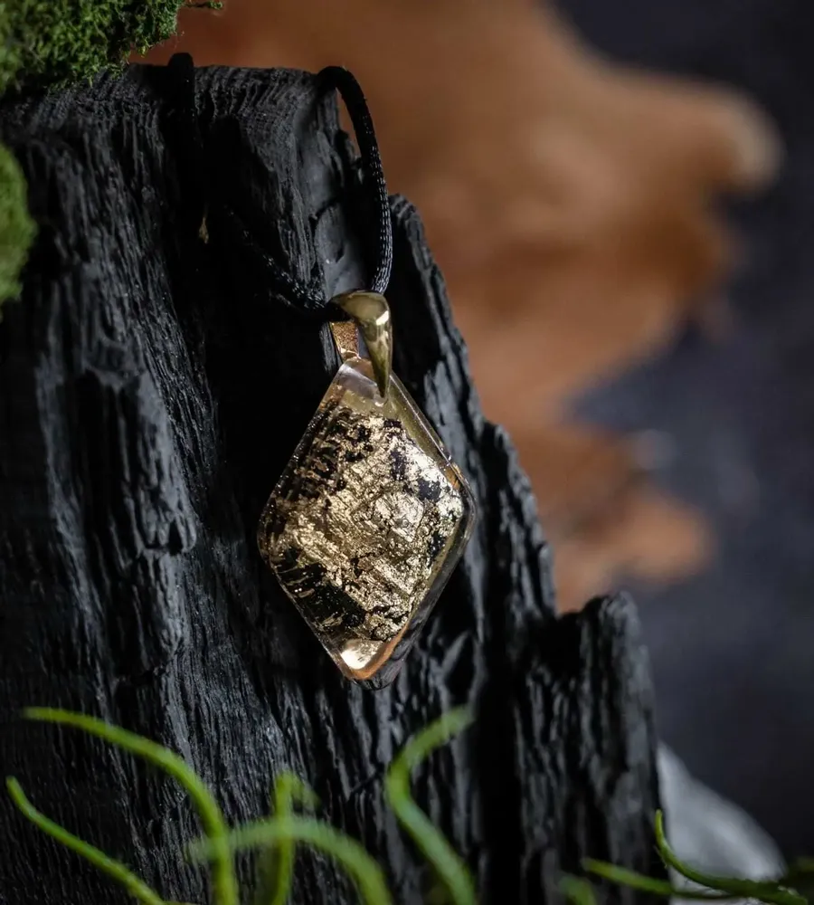 Bijoux - Pendentif en chêne noir et feuille dorée – losange – Chronique Antique - GLASS4CANDLES