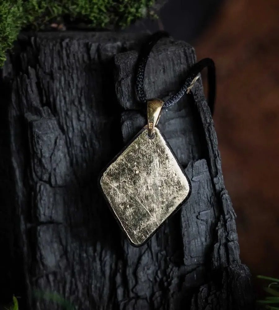 Bijoux - Pendentif en chêne noir et feuille dorée – losange – Chronique Antique - GLASS4CANDLES