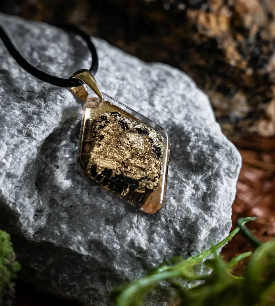 Bijoux - Pendentif en chêne noir et feuille dorée – losange – Chronique Antique - GLASS4CANDLES
