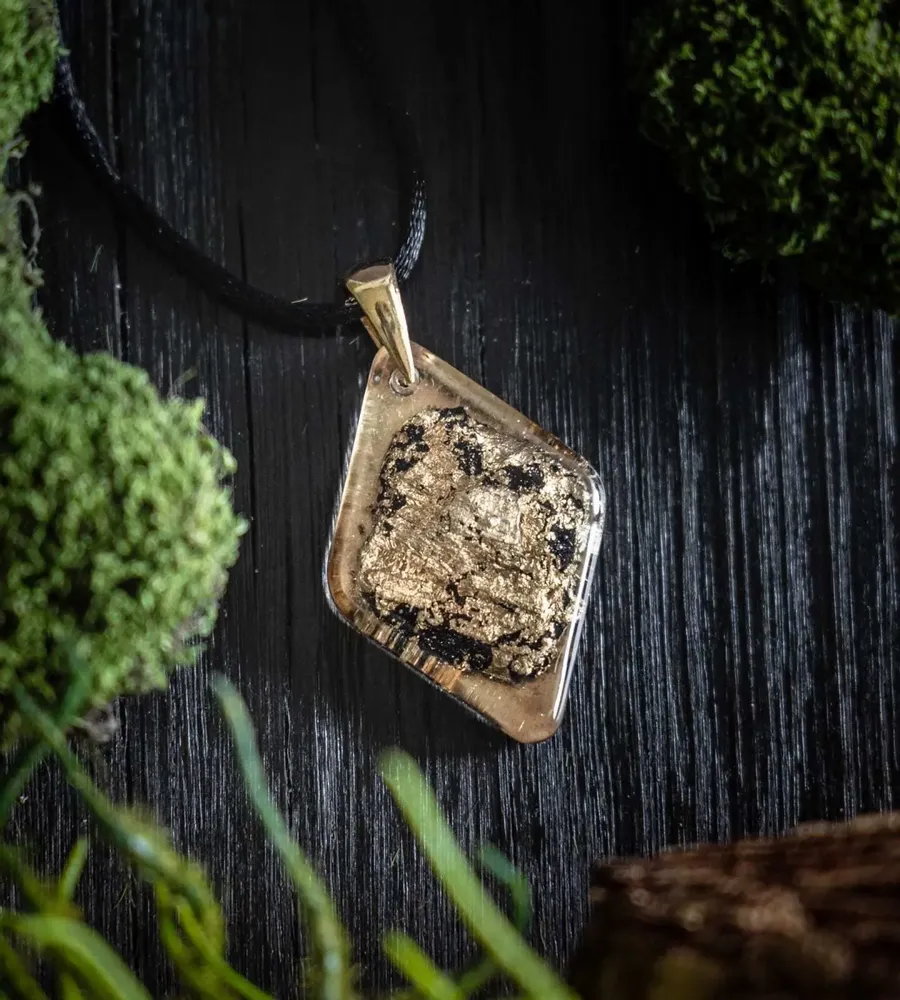 Bijoux - Pendentif en chêne noir et feuille dorée – losange – Chronique Antique - GLASS4CANDLES