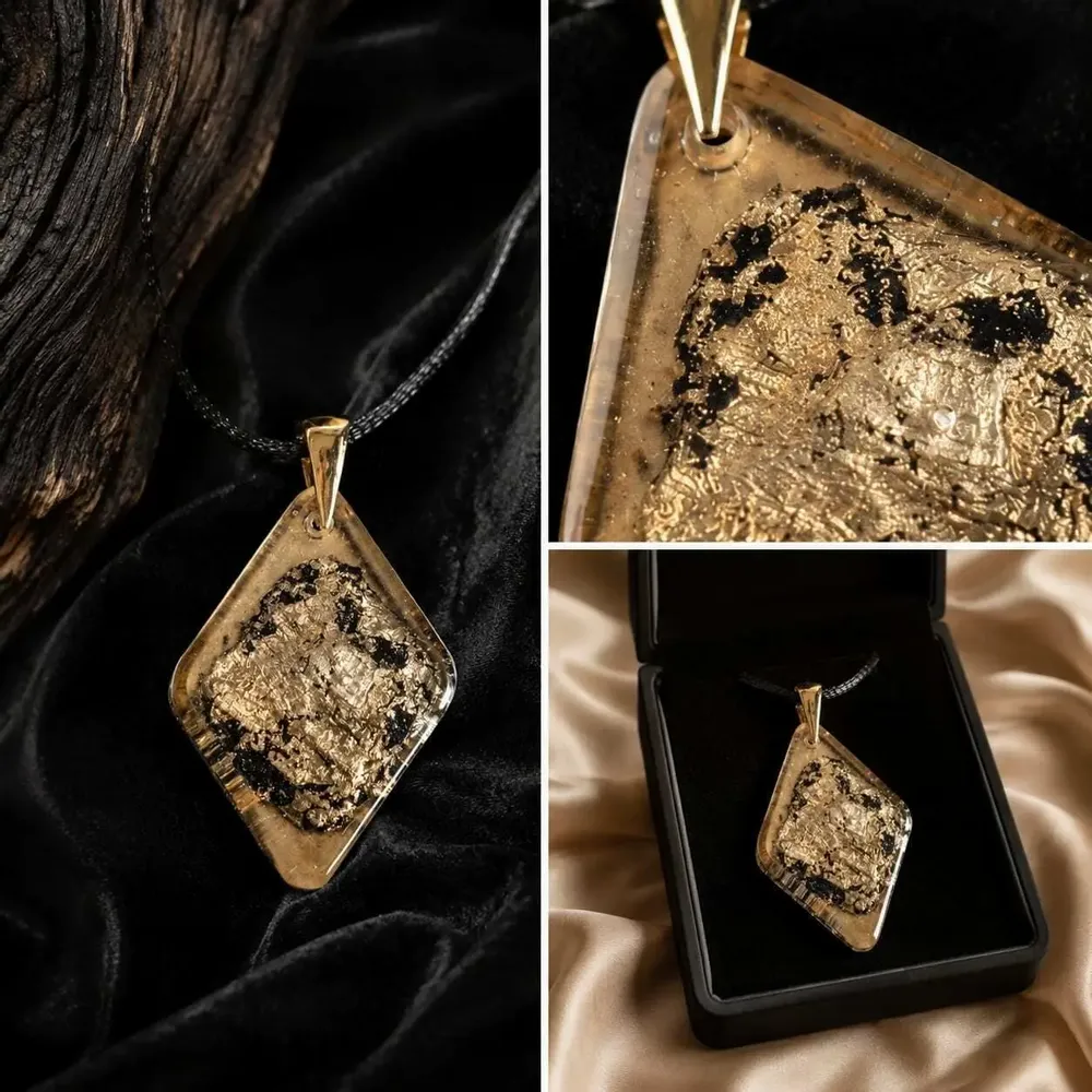 Bijoux - Pendentif en chêne noir et feuille dorée – losange – Chronique Antique - GLASS4CANDLES