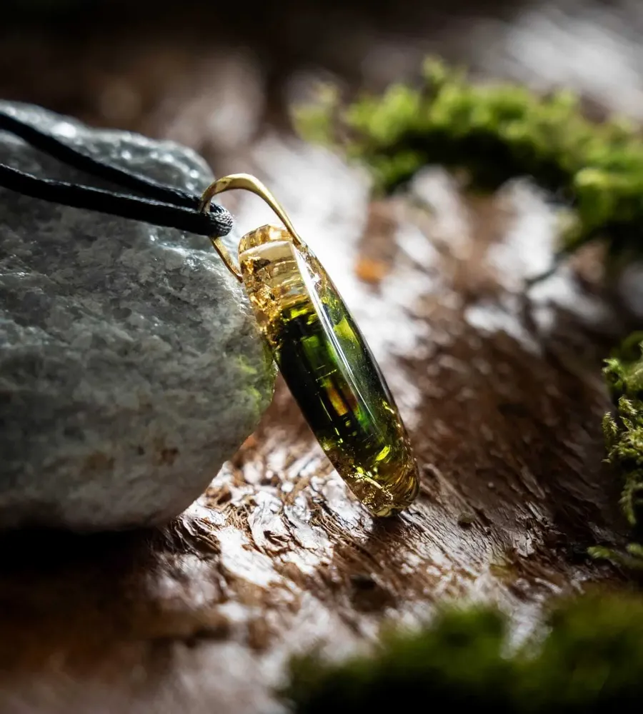Jewelry - Resin & Gold-Tone Leaf Pendant – Drop, 39x16x6 mm – Golden Reflections - GLASS4CANDLES