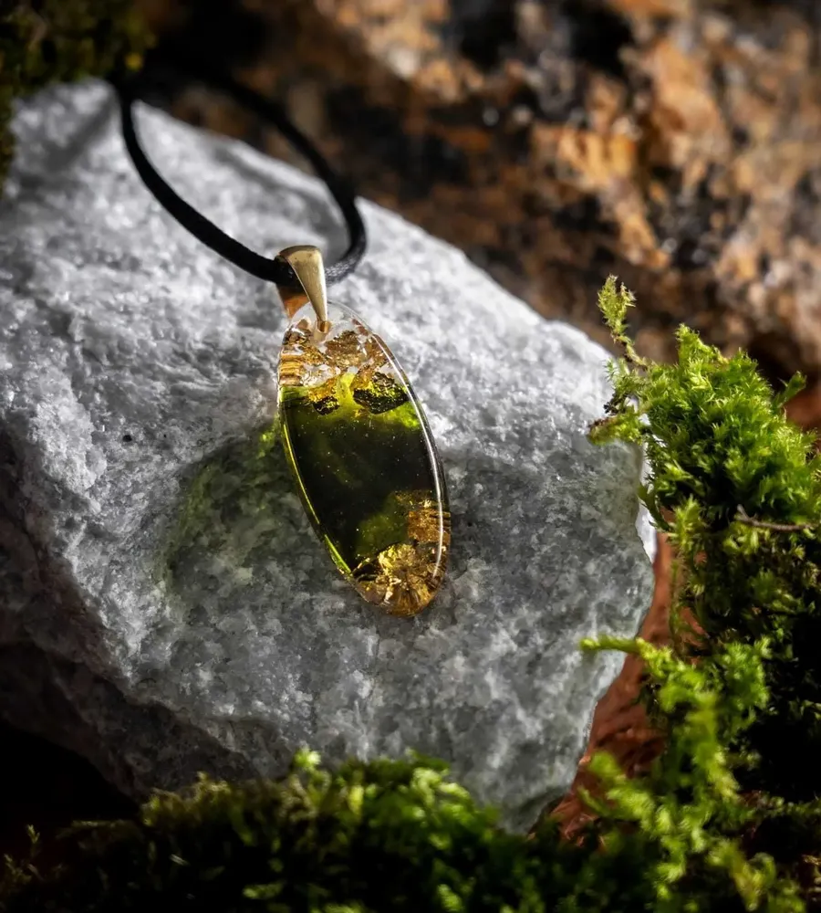 Jewelry - Resin & Gold-Tone Leaf Pendant – Drop, 39x16x6 mm – Golden Reflections - GLASS4CANDLES
