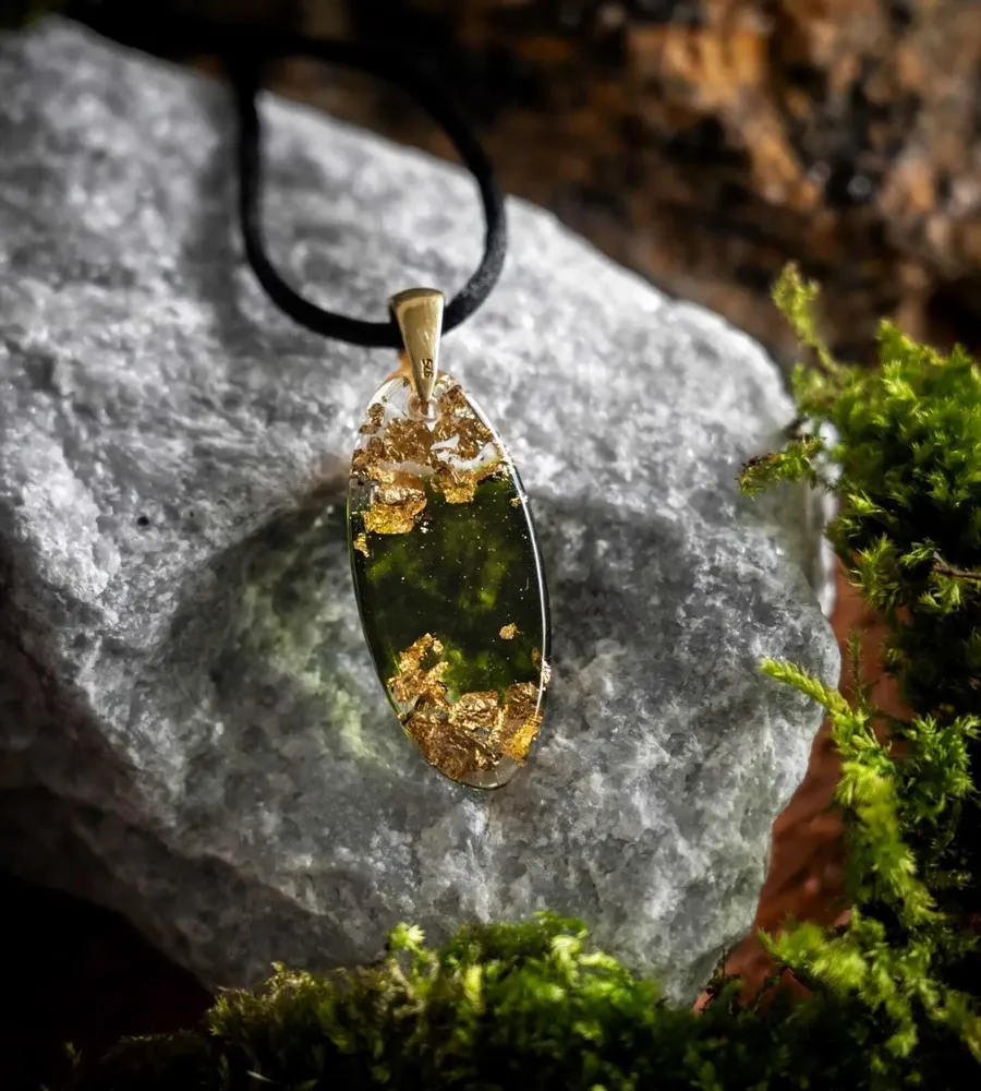 Jewelry - Resin & Gold-Tone Leaf Pendant – Drop, 39x16x6 mm – Golden Reflections - GLASS4CANDLES
