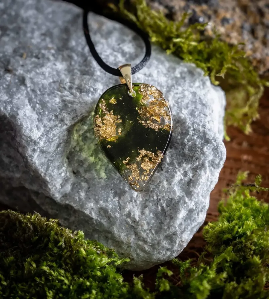 Jewelry - Resin & Gold-Tone Leaf Pendant – Drop, 37x26x6 mm – Golden Reflections - GLASS4CANDLES