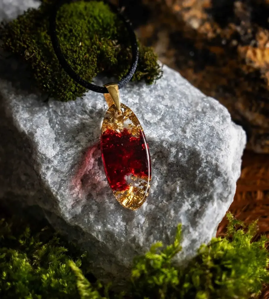 Jewelry - Resin & Gold-Tone Leaf Pendant – Drop, 39x16x6 mm – Red Stardust - GLASS4CANDLES