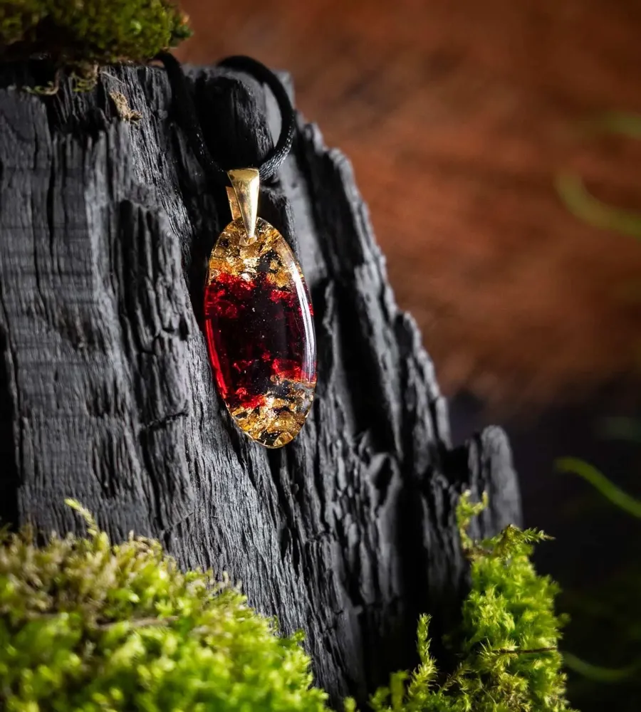 Jewelry - Resin & Gold-Tone Leaf Pendant – Drop, 39x16x6 mm – Red Stardust - GLASS4CANDLES